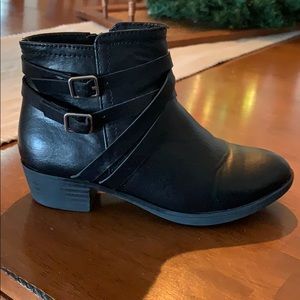 Girls Black Heeled Boot!